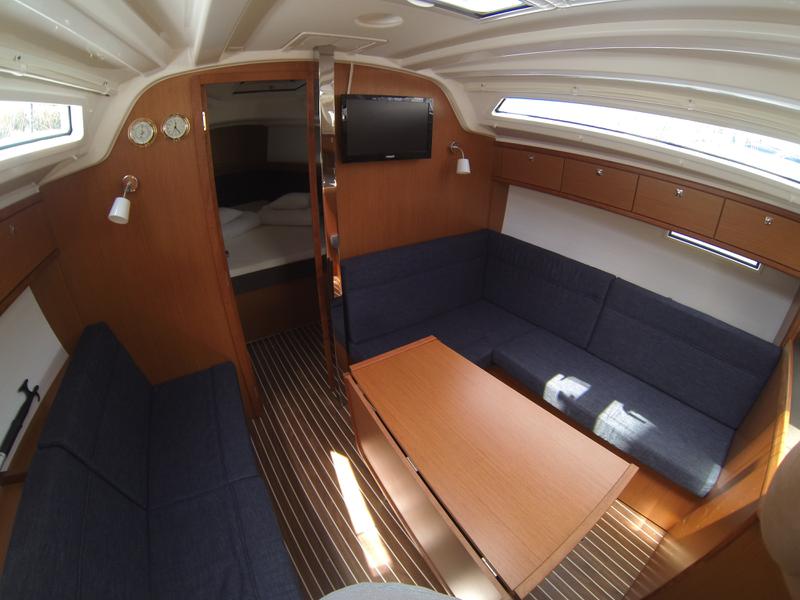 Book yachts online - sailboat - Bavaria Cruiser37 - Dora - rent