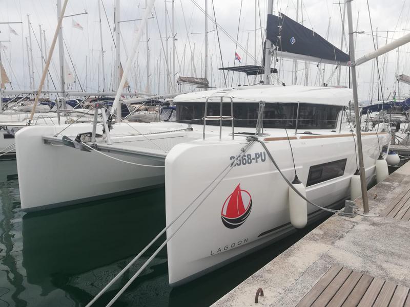Book yachts online - catamaran - Lagoon 40 - Adriana - rent