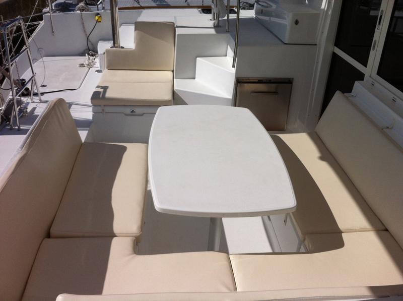 Book yachts online - catamaran - Lagoon 400 S2 - Evelina - rent