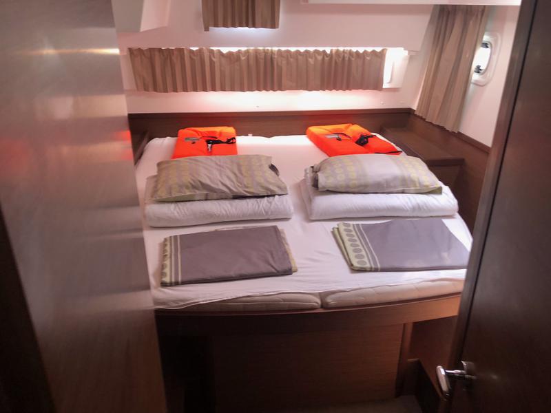 Book yachts online - catamaran - Lagoon 42 - Aura - rent