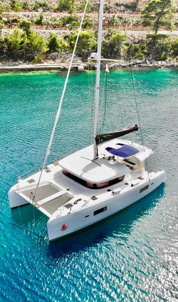 Book yachts online - catamaran - Lagoon 42 - Aura (skippered) - rent