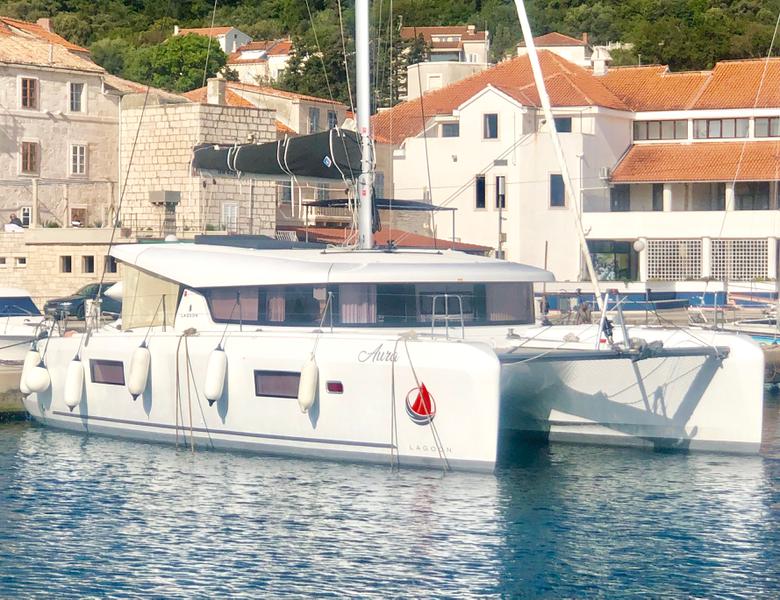 Book yachts online - catamaran - Lagoon 42 - Aura (skippered) - rent
