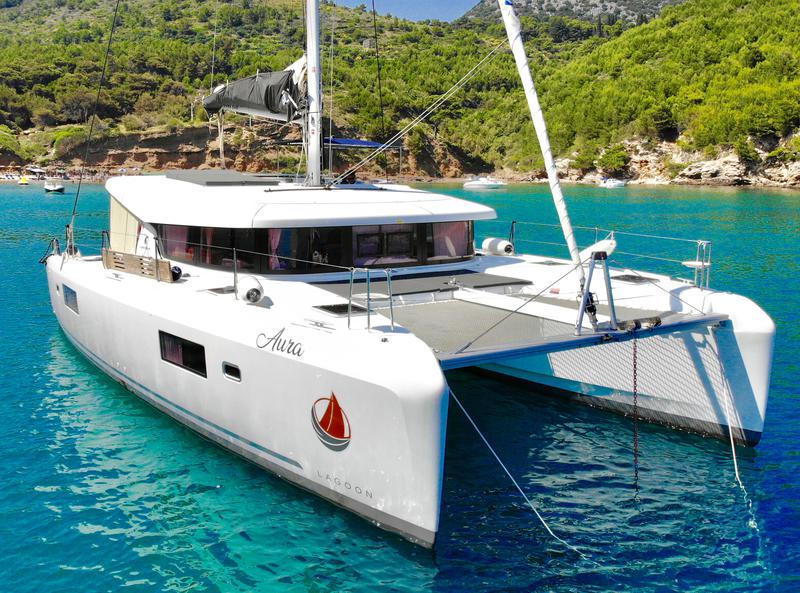 Book yachts online - catamaran - Lagoon 42 - Aura (skippered) - rent