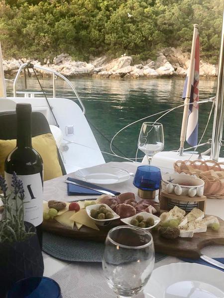 Book yachts online - catamaran - Lagoon 42 - Aura (skippered) - rent