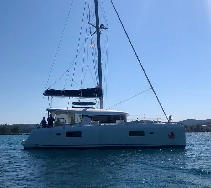 Book yachts online - catamaran - Lagoon 42 - Aura (skippered) - rent