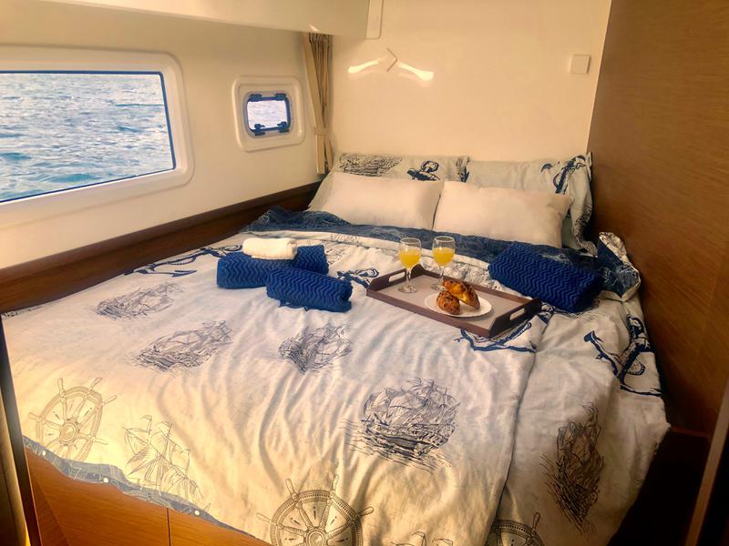 Book yachts online - catamaran - Lagoon 42 - Aura (skippered) - rent