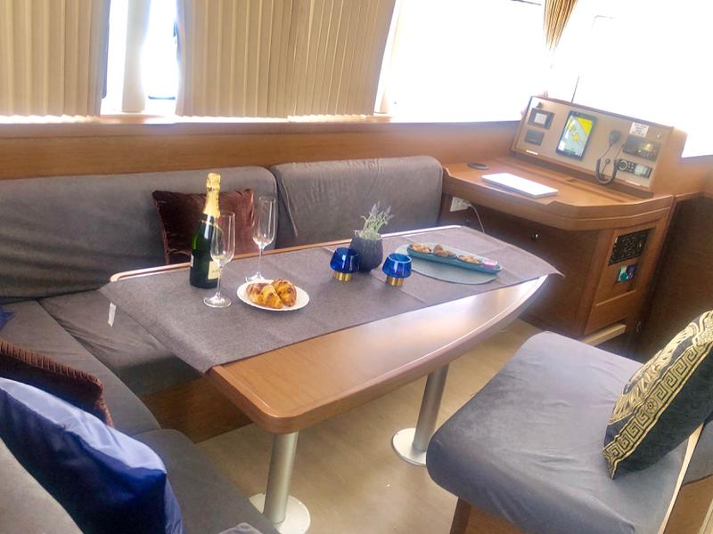 Book yachts online - catamaran - Lagoon 42 - Aura (skippered) - rent