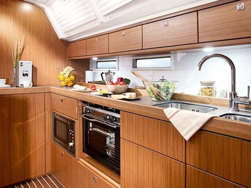 Book yachts online - sailboat - Bavaria 46 - Captain John - rent