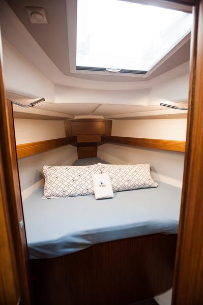 Book yachts online - sailboat - Bavaria 34 Cruiser - NEO with A/C - rent