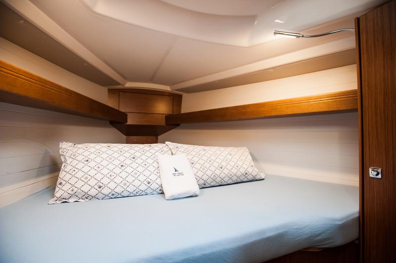 Book yachts online - sailboat - Bavaria 34 Cruiser - NEO with A/C - rent