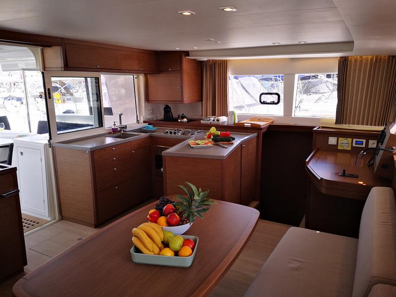 Book yachts online - catamaran - Lagoon 450 Fly - CALM POINT  - rent