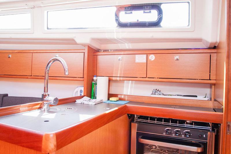 Book yachts online - sailboat - Bavaria Cruiser 34 - Take Five - rent