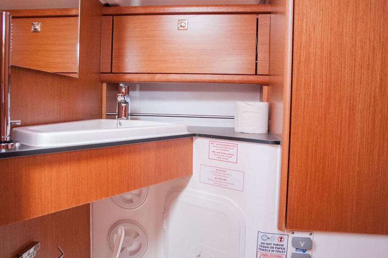 Book yachts online - sailboat - Bavaria Cruiser 34 - Take Five - rent