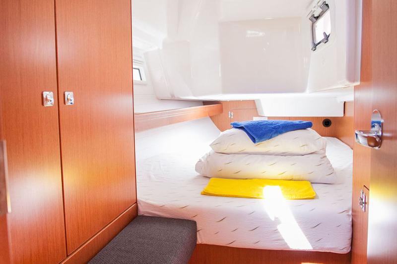 Book yachts online - sailboat - Bavaria Cruiser 34 - Take Five - rent