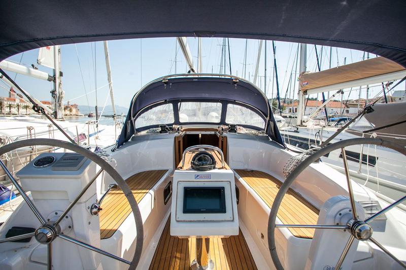 Book yachts online - sailboat - Bavaria Cruiser 34 - Take Five - rent