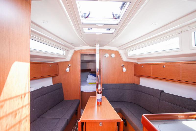 Book yachts online - sailboat - Bavaria Cruiser 34 - Take Five - rent