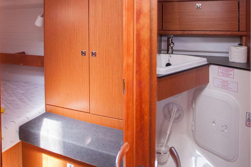 Book yachts online - sailboat - Bavaria Cruiser 34 - Take Five - rent