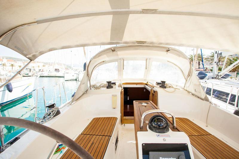 Book yachts online - sailboat - Bavaria Cruiser 37 - Happy Point - rent