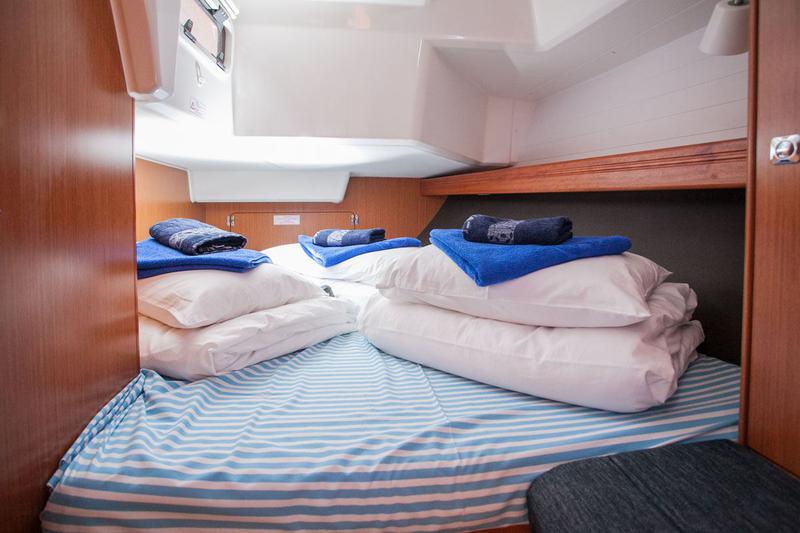 Book yachts online - sailboat - Bavaria Cruiser 37 - Happy Point - rent