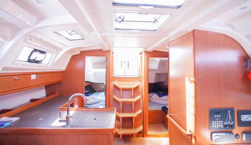 Book yachts online - sailboat - Bavaria Cruiser 37 - Happy Point - rent