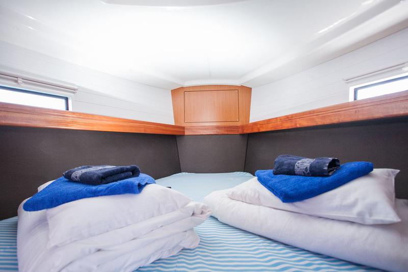 Book yachts online - sailboat - Bavaria Cruiser 37 - Happy Point - rent