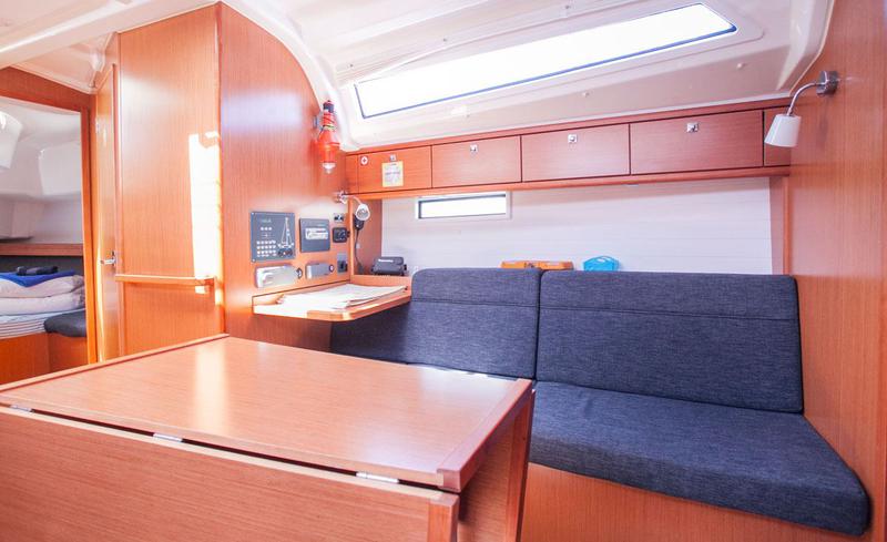 Book yachts online - sailboat - Bavaria Cruiser 37 - Happy Point - rent