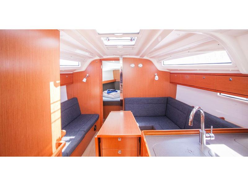 Book yachts online - sailboat - Bavaria Cruiser 37 - Happy Point - rent