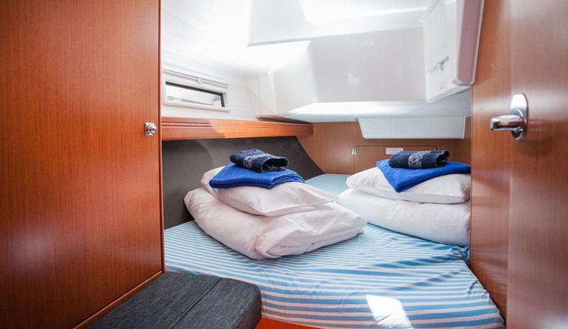 Book yachts online - sailboat - Bavaria Cruiser 37 - Happy Point - rent