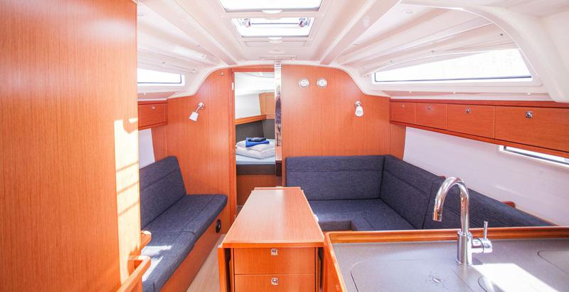 Book yachts online - sailboat - Bavaria Cruiser 37 - Happy Point - rent
