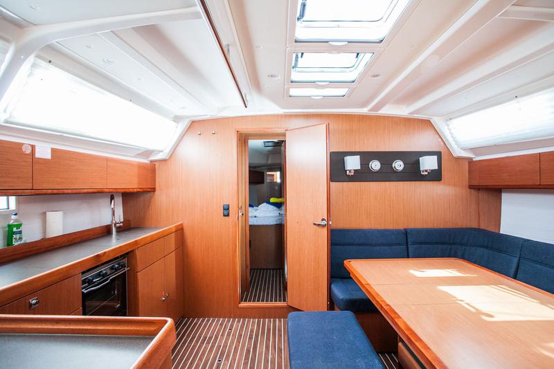 Book yachts online - sailboat - Bavaria Cruiser 46 - Lovro - rent