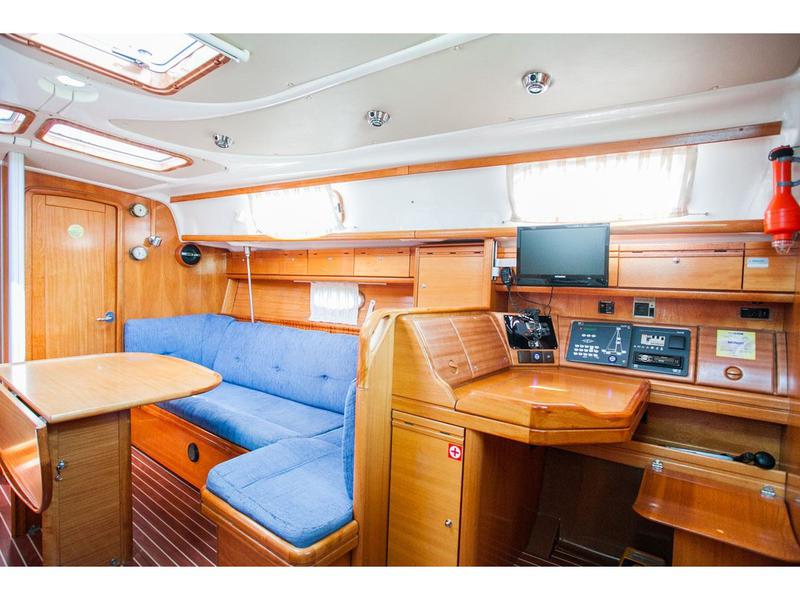 Book yachts online - sailboat - Bavaria 37 Cruiser - Mondo - rent