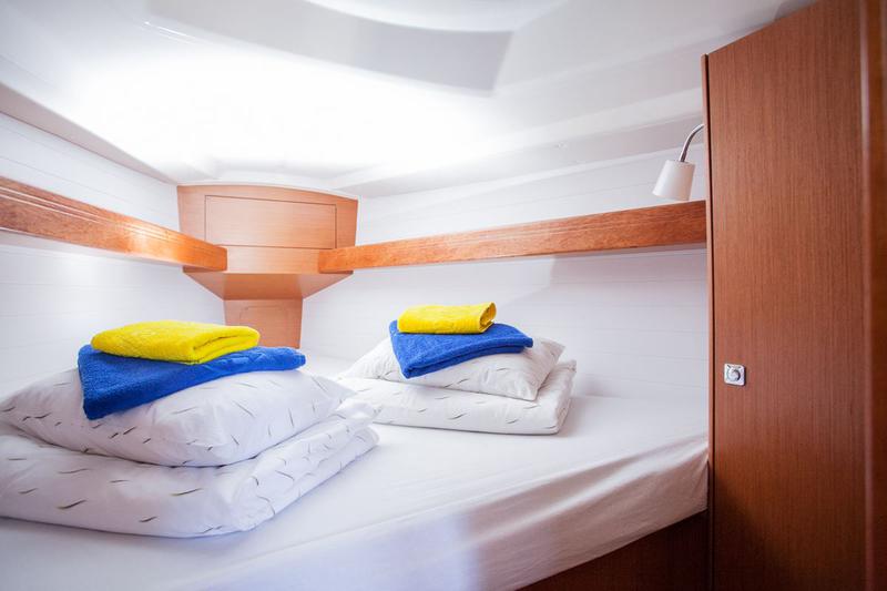 Book yachts online - sailboat - Bavaria Cruiser 34 - Valdo - rent