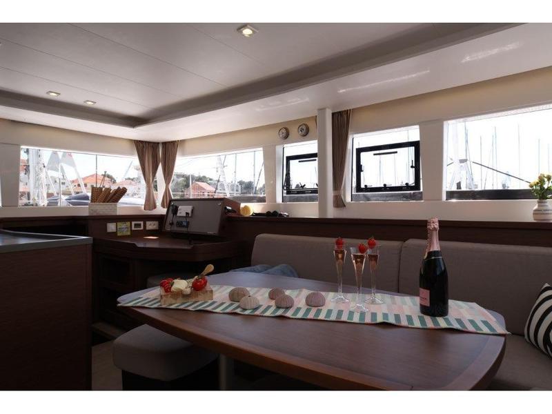 Book yachts online - catamaran - Lagoon 450 Fly - REGGAE POINT  - rent