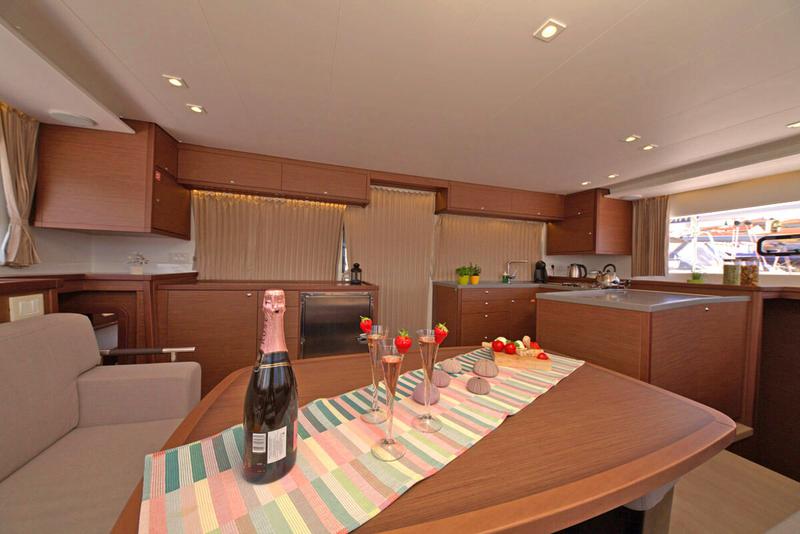 Book yachts online - catamaran - Lagoon 450 Fly - REGGAE POINT  - rent