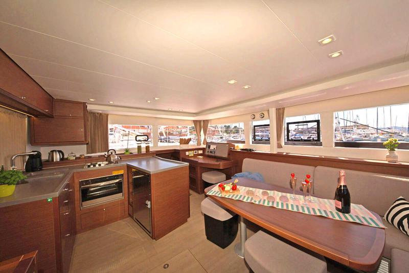 Book yachts online - catamaran - Lagoon 450 Fly - REGGAE POINT  - rent