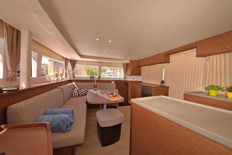 Book yachts online - catamaran - Lagoon 450 Fly - REGGAE POINT  - rent