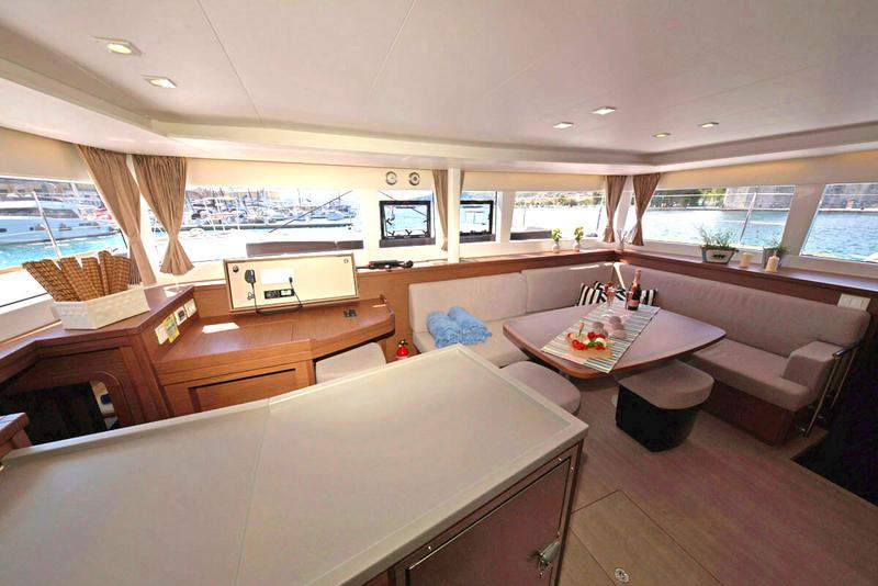 Book yachts online - catamaran - Lagoon 450 Fly - REGGAE POINT  - rent