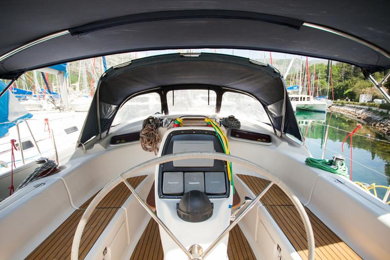 Book yachts online - sailboat - Bavaria 37 Cruiser - Mare - rent