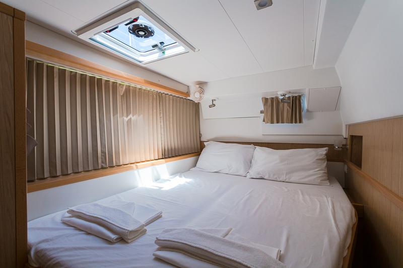 Book yachts online - catamaran - Lagoon 400 S2 - SUNSHINE - rent