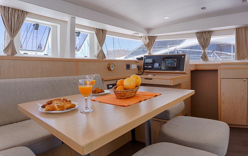Book yachts online - catamaran - Lagoon 400 S2 - SUNSHINE - rent