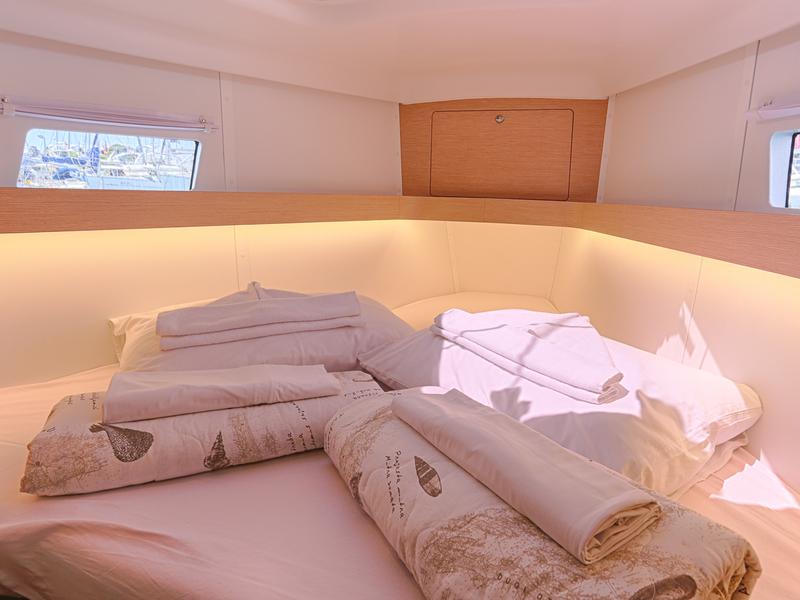 Book yachts online - sailboat - Elan 45 Impression - FROZEN - rent
