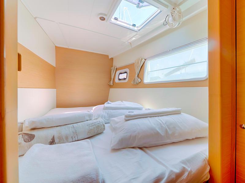 Book yachts online - catamaran - Lagoon 400 - COCO LOCO - rent