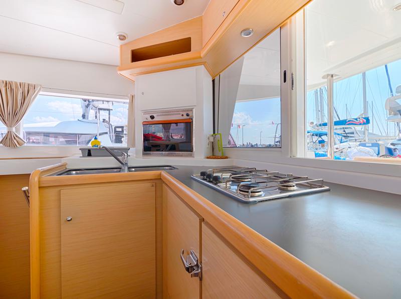 Book yachts online - catamaran - Lagoon 400 - COCO LOCO - rent