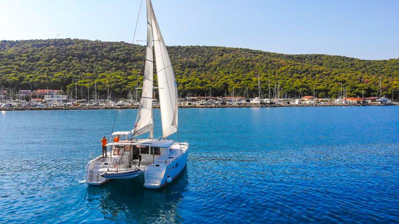 Book yachts online - catamaran - Lagoon 400 - COCO LOCO - rent