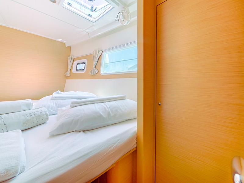 Book yachts online - catamaran - Lagoon 400 - COCO LOCO - rent