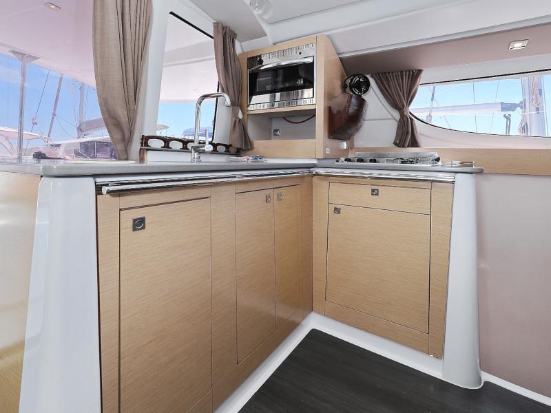 Book yachts online - catamaran - Lipari 41 - LUBI - rent