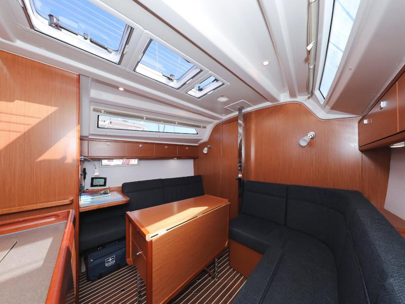 Book yachts online - sailboat - Bavaria Cruiser 37 - Lupe - rent