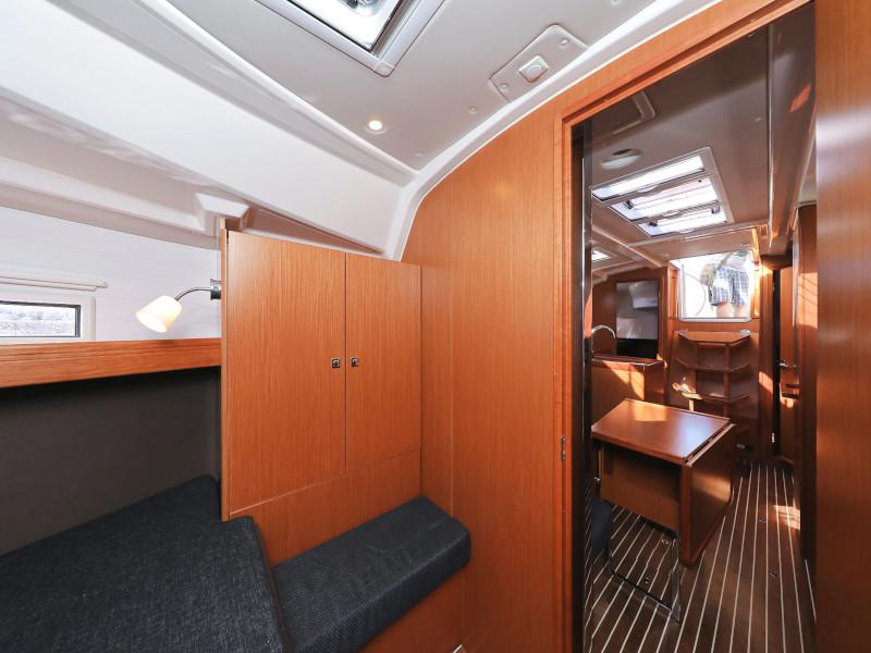 Book yachts online - sailboat - Bavaria Cruiser 37 - Lupe - rent