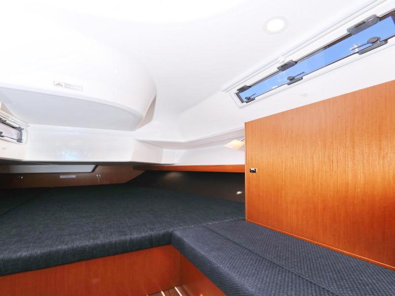 Book yachts online - sailboat - Bavaria Cruiser 37 - Lupe - rent