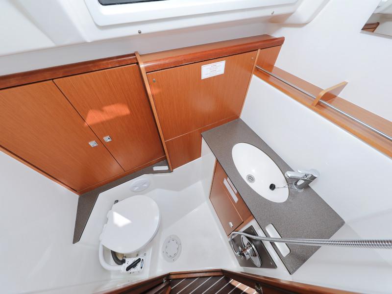 Book yachts online - sailboat - Bavaria Cruiser 37 - Lupe - rent